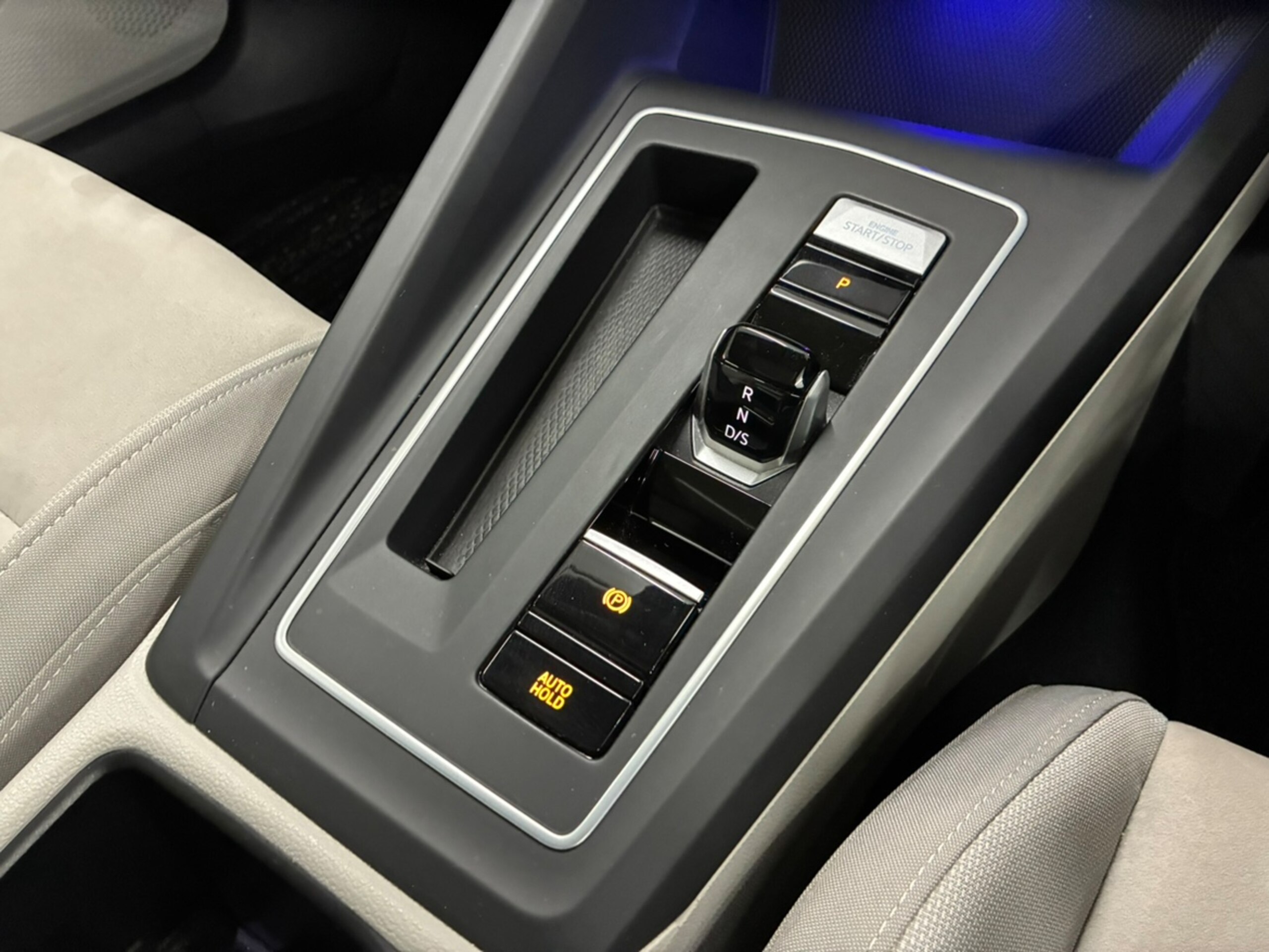 Volkswagen Golf eTSI Style — photo 9