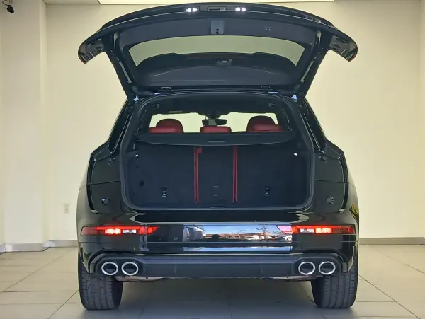 Audi SQ5 3.0 4WD Adaptive S Sport Air Suspension Alloy Wheels Colored Brake Calipers Red Panoramic Sunroof Privacy Glass Black Audi Rings & Black Styling (Mythos Black Metallic) — photo 7