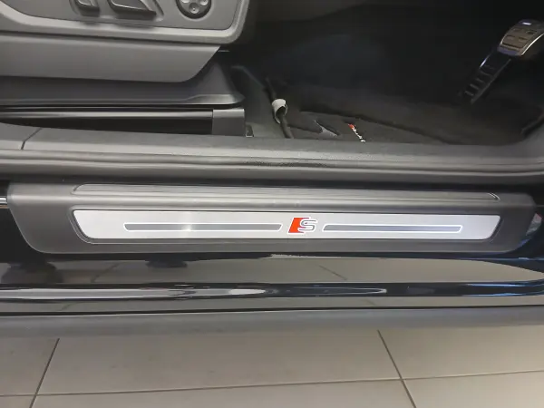 Audi SQ5 3.0 4WD Adaptive S Sport Air Suspension Alloy Wheels Colored Brake Calipers Red Panoramic Sunroof Privacy Glass Black Audi Rings & Black Styling (Mythos Black Metallic) — photo 8