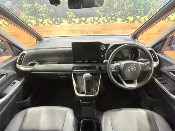 2023 Toyota Noah — photo 2