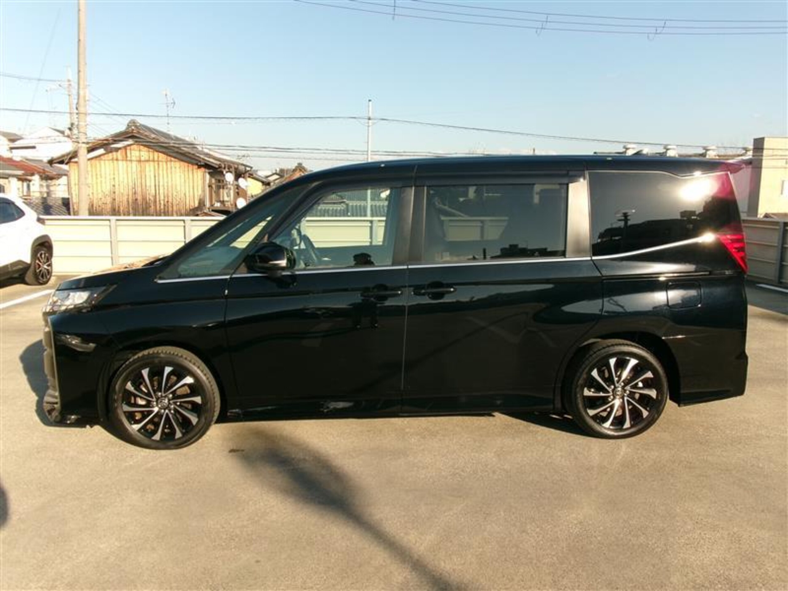 2022 Toyota Noah — photo 2