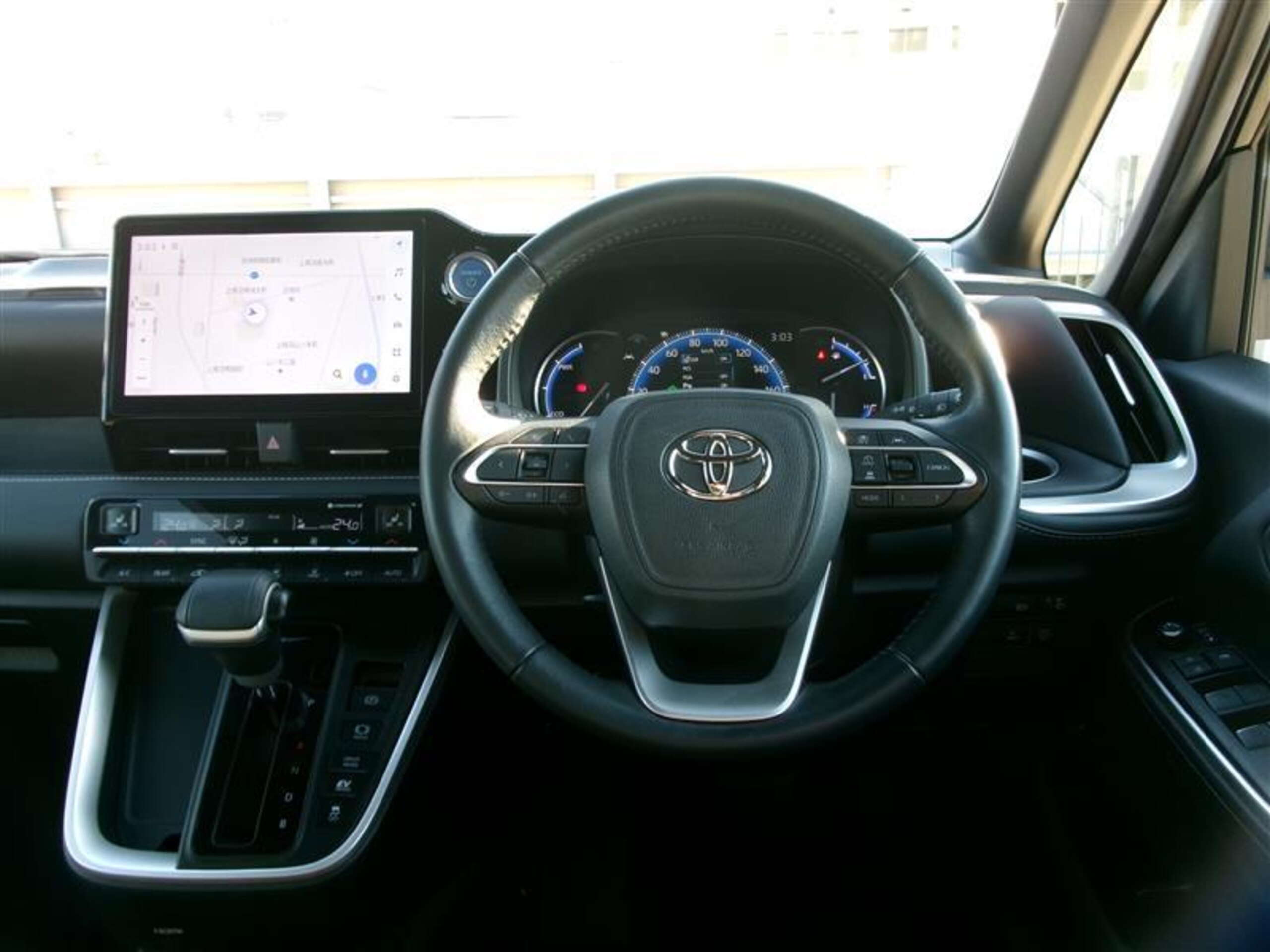 Toyota Noah 1.8 Hybrid S-Z with Connected Navigation and Digital Terrestrial TV — photo 7