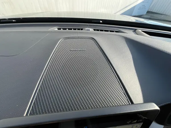 Volvo XC60 Ultra B5 AWD Dark Edition 4WD Google Assistant Harman/Kardon Panoramic Glass Roof Genuine Leather Seats 360-Degree View Camera Seat and Steering Heater (Denim Blue Metallic) — photo 8