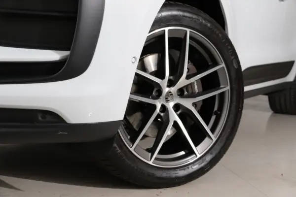 2021 Porsche Macan — photo 3