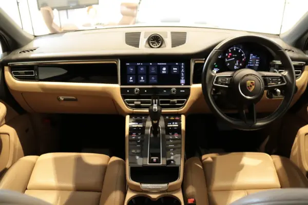 2021 Porsche Macan — photo 2