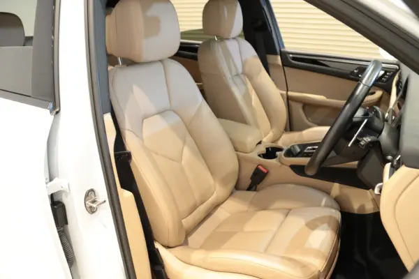 Porsche Macan PDK 4WD Sunroof BOSE Surround 360 Camera Beige Leather 20-inch AW Heated Seats Power Rear Gate (White) — photo 8