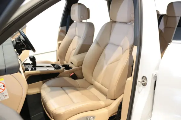 Porsche Macan PDK 4WD Sunroof BOSE Surround 360 Camera Beige Leather 20-inch AW Heated Seats Power Rear Gate (White) — photo 9