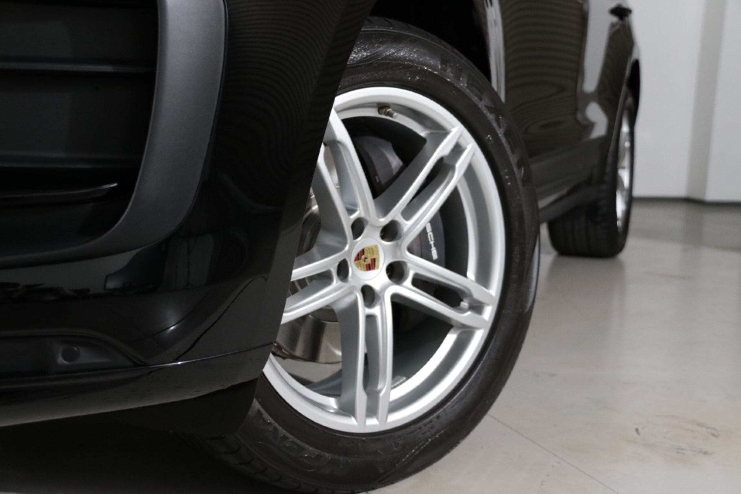 2023 Porsche Macan — photo 3