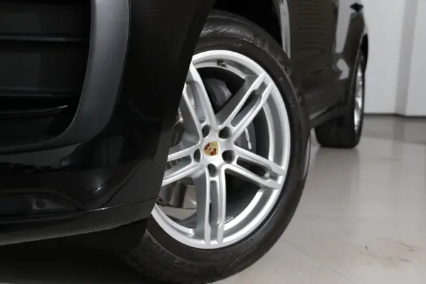 2023 Porsche Macan — photo 3