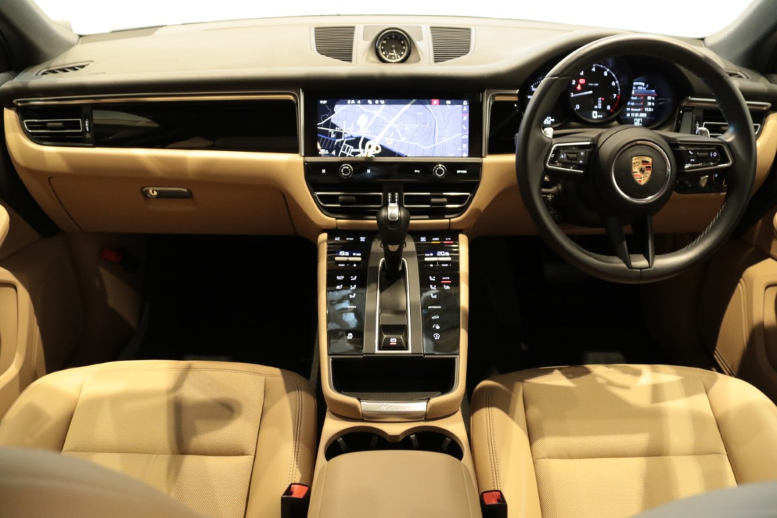 2023 Porsche Macan — photo 2