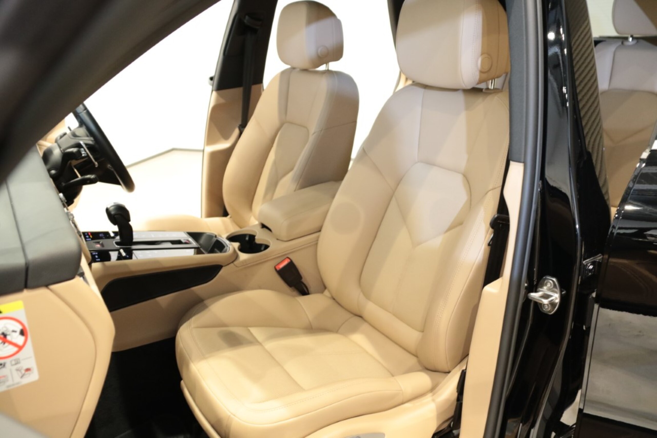 Porsche Macan PDK 4WD Sport Chrono Package Half Leather Beige Interior Seat Heater Seat Memory ACC Around View Monitor (Black) — photo 9