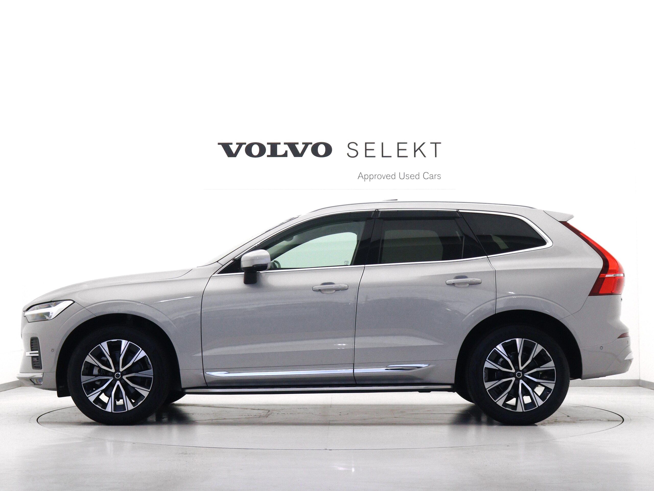 Volvo XC60 Ultimate B5 AWD 4WD Sunroof 2023 Model Google Dashcam 48V Running Boards Harman/Kardon Front/Rear Seat Heaters Steering Wheel Heater Relaxation Function Crystal Shift Knob Linear Lime Wood Panel 19-inch AW — photo 7