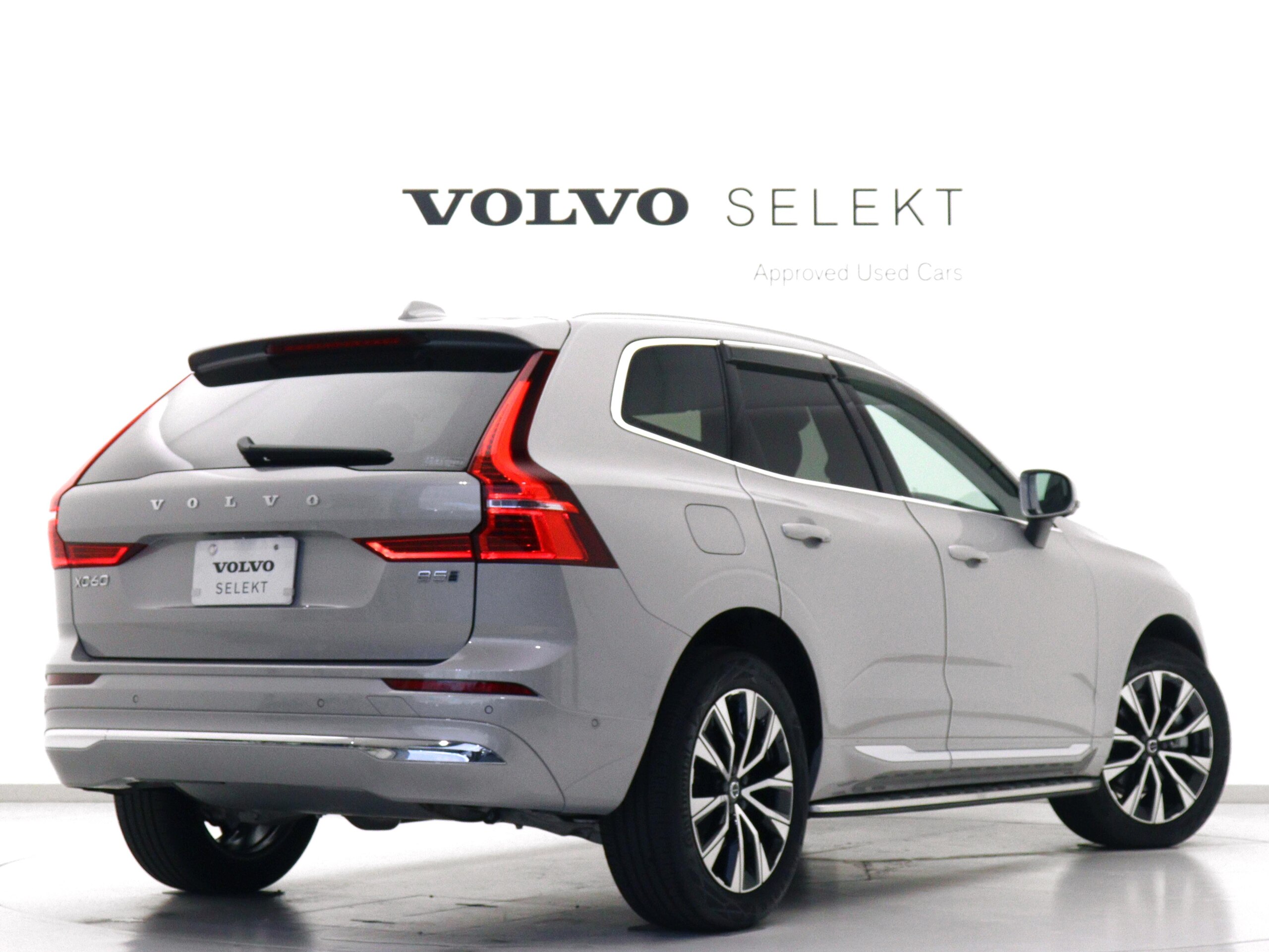 Volvo XC60 Ultimate B5 AWD 4WD Sunroof 2023 Model Google Dashcam 48V Running Boards Harman/Kardon Front/Rear Seat Heaters Steering Wheel Heater Relaxation Function Crystal Shift Knob Linear Lime Wood Panel 19-inch AW — photo 8