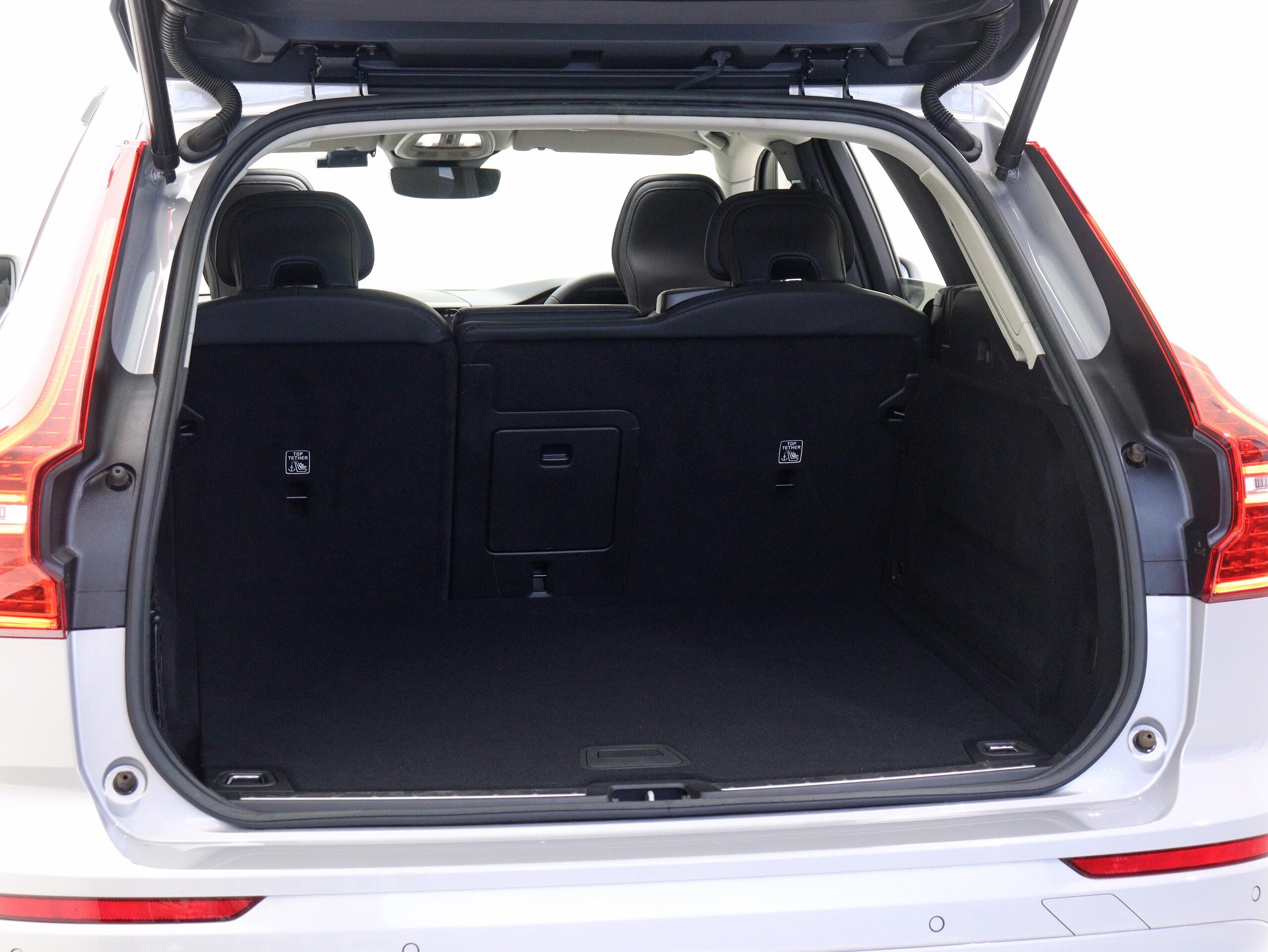 Volvo XC60 Ultimate B5 AWD 4WD Sunroof 2023 Model Google Dashcam 48V Running Boards Harman/Kardon Front/Rear Seat Heaters Steering Wheel Heater Relaxation Function Crystal Shift Knob Linear Lime Wood Panel 19-inch AW — photo 9