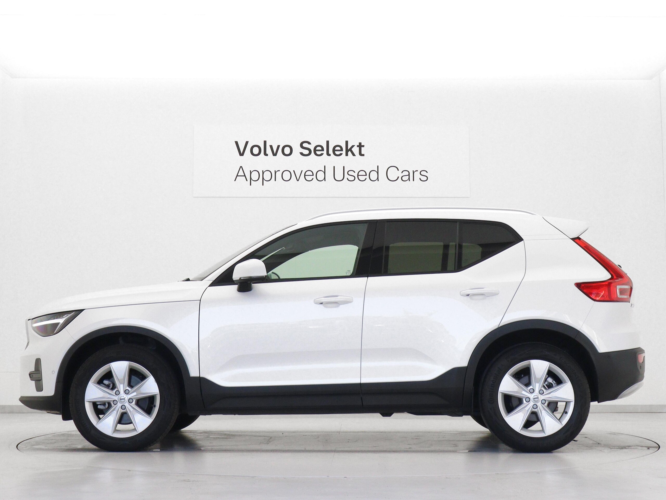 2024 Volvo Xc40 — photo 3