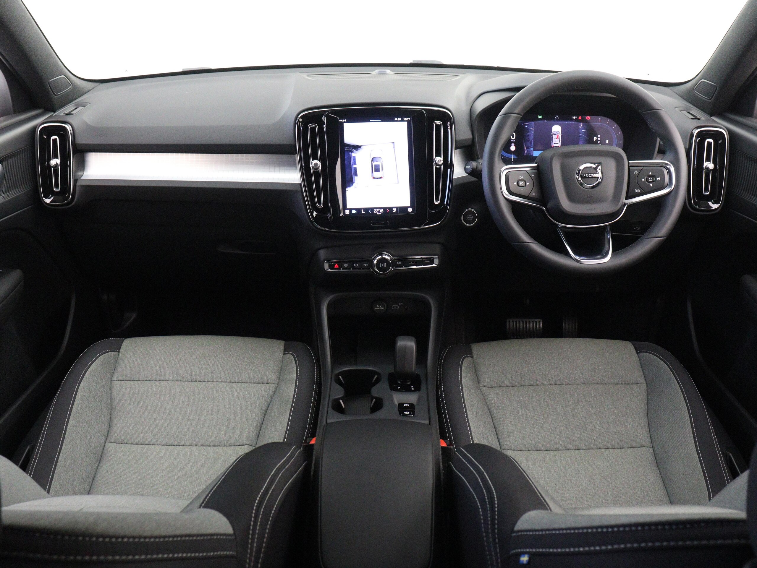 2024 Volvo Xc40 — photo 2