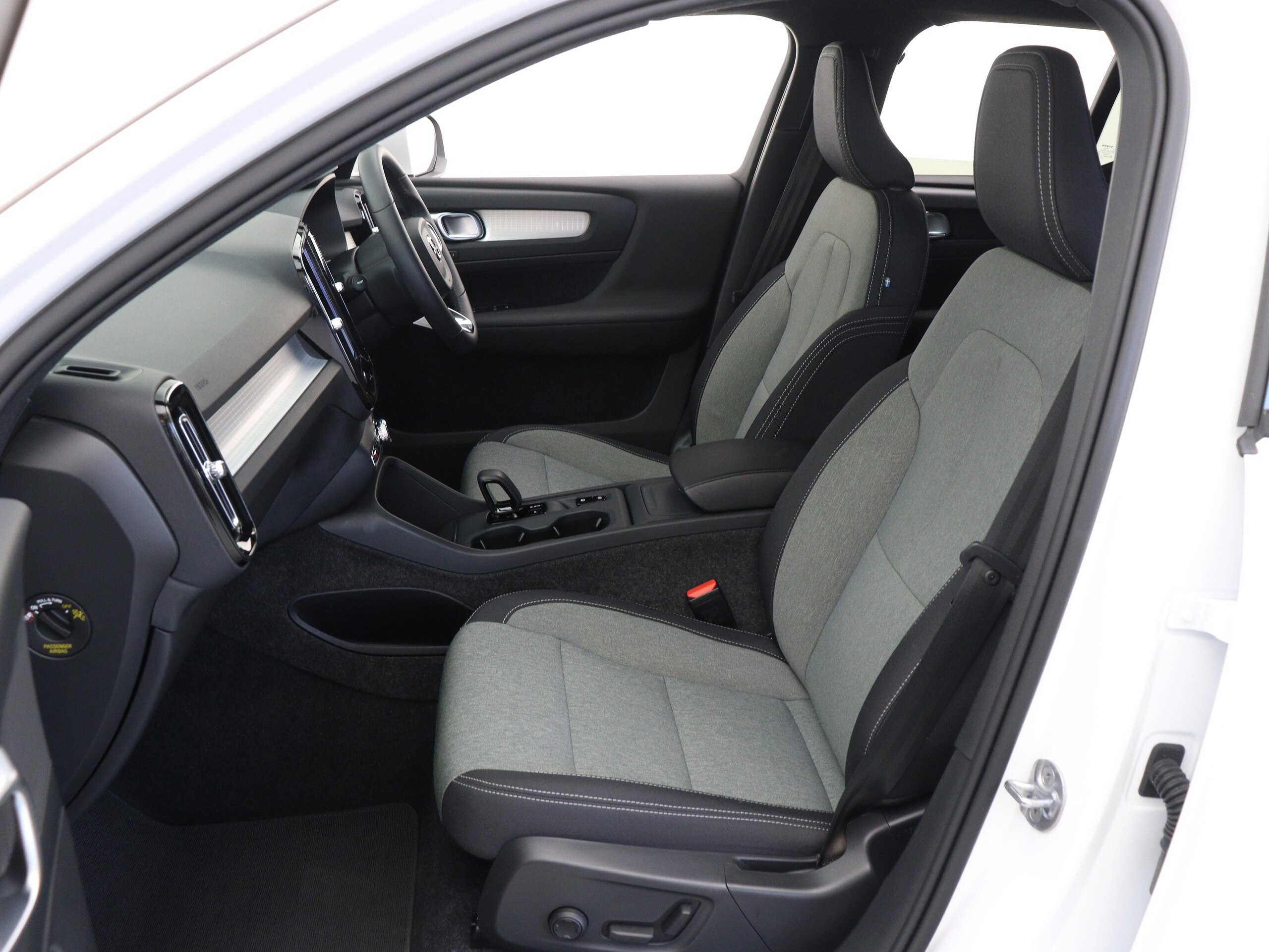 Volvo XC40 Plus B3 — photo 9