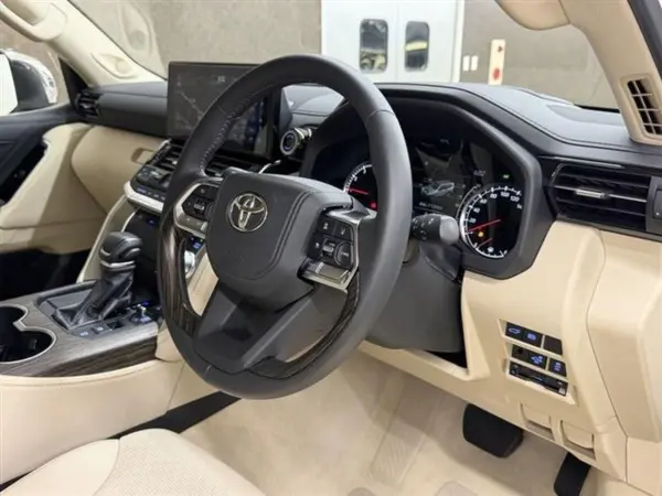 Toyota Land Cruiser 300 3.5 ZX 4WD (Pearl) — photo 8