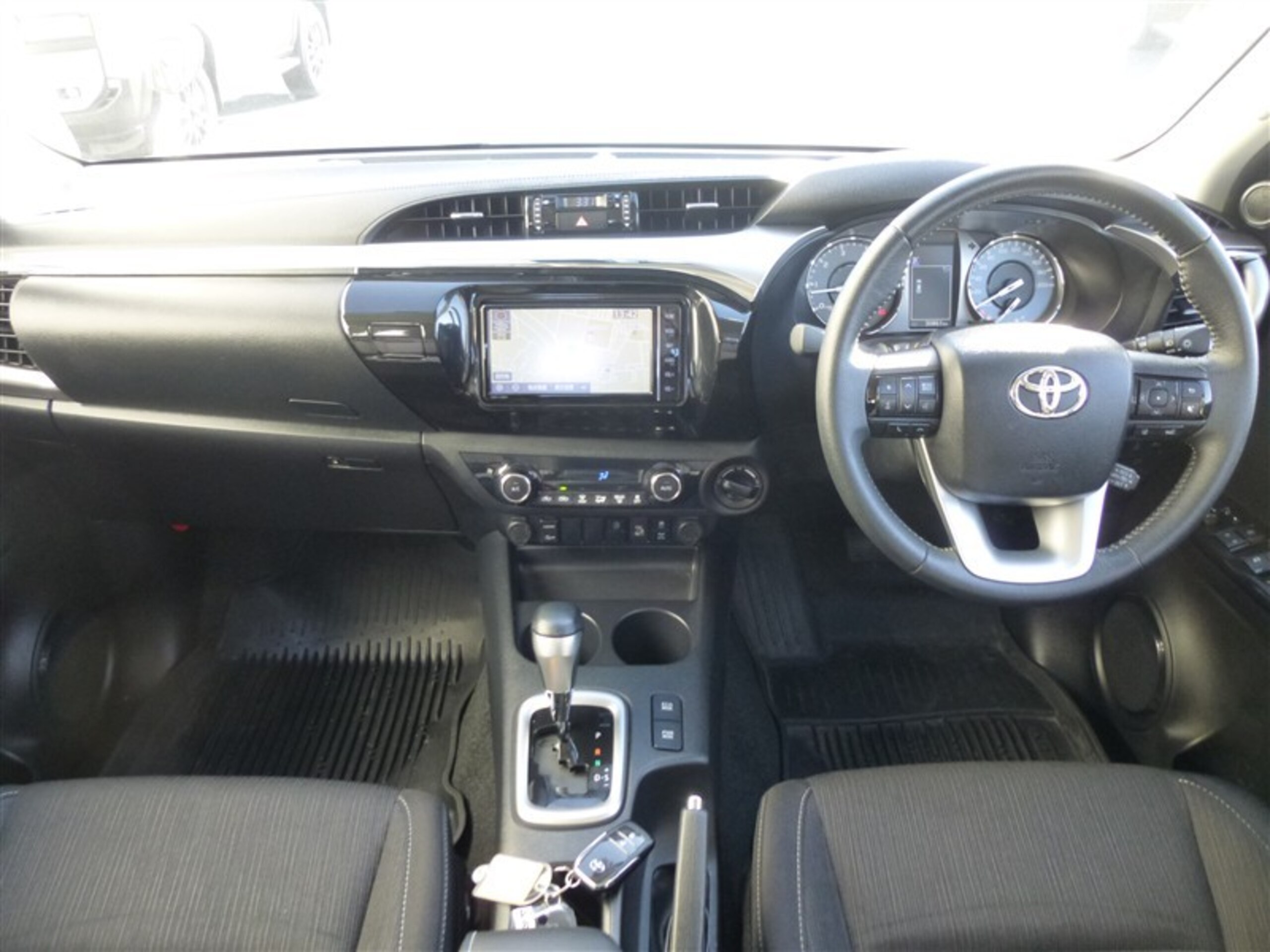 Toyota Hilux 2.4 Z Diesel Turbo 4WD with Navigation, Full-Seg TV, and Backup Monitor — photo 7