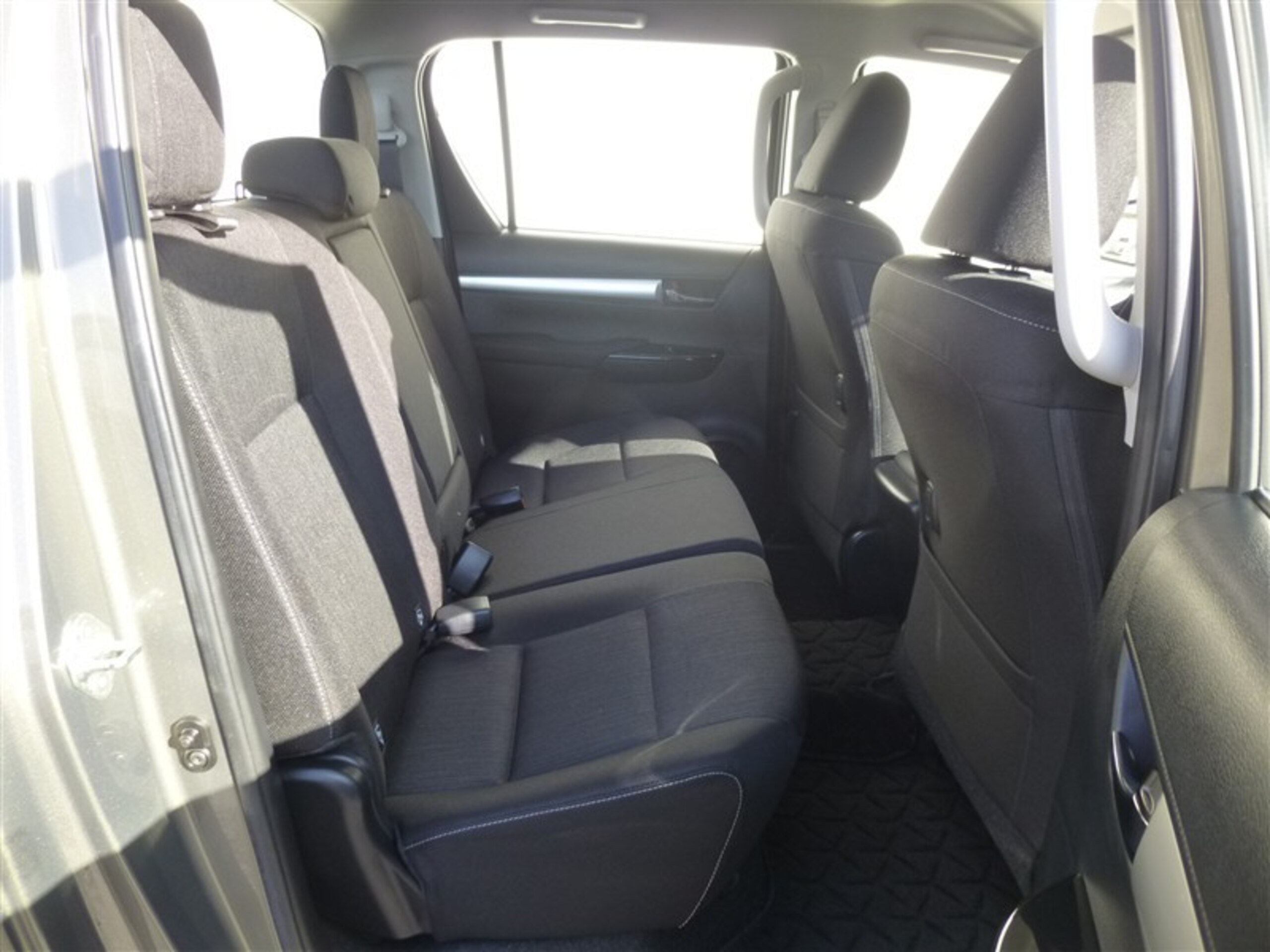 Toyota Hilux 2.4 Z Diesel Turbo 4WD with Navigation, Full-Seg TV, and Backup Monitor — photo 8