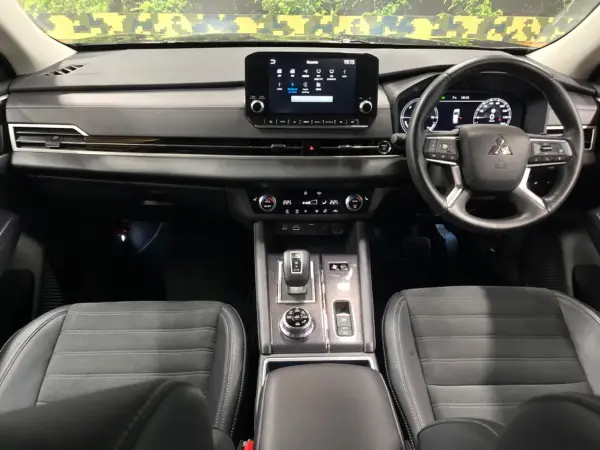 2024 Mitsubishi Outlander — photo 2