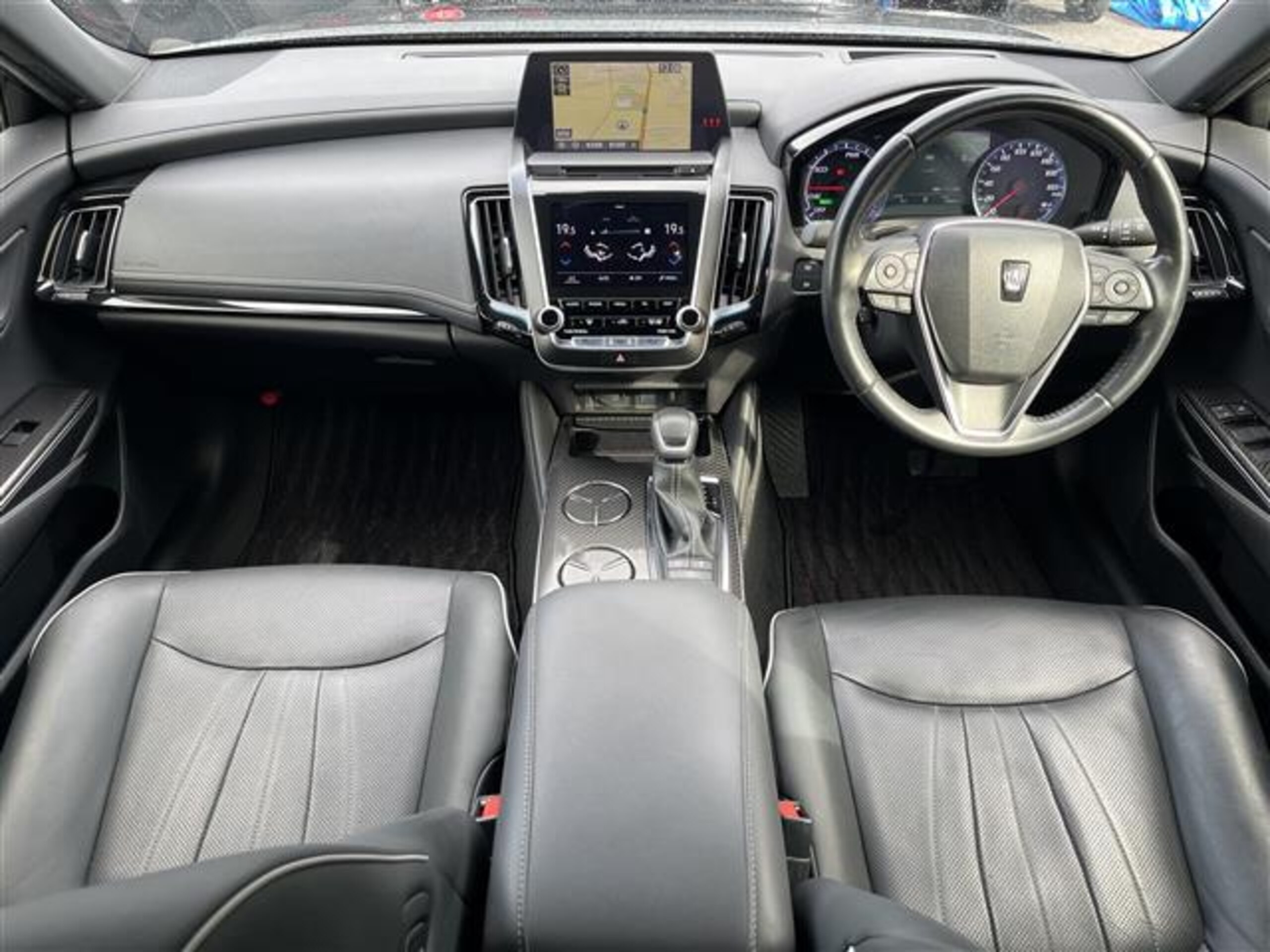2020 Toyota Crown — photo 2