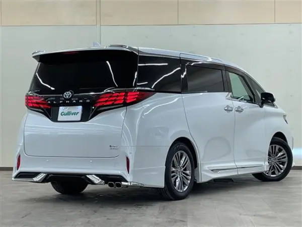 2024 Toyota Alphard — photo 3