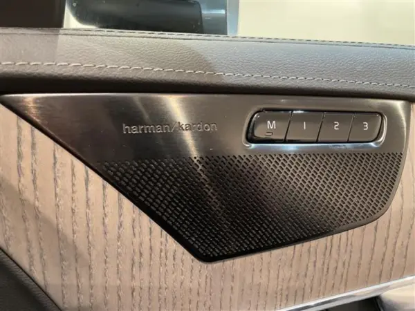 Volvo XC90 B6 AWD Inscription 4WD Panorama Roof Harman Kardon Ventilation Steering Heater Head-Up Display Crystal Knob Lane Keep Pilot Assist Active High Beam 360-Degree Camera Seat Heater Ambient Light (Thunder Grey Metallic) — photo 8