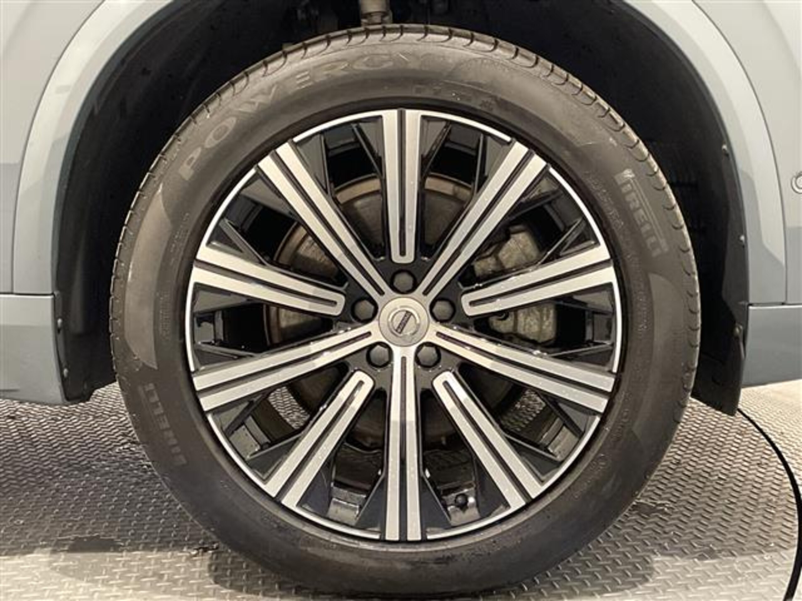 Volvo XC90 B6 AWD Inscription 4WD with Panoramic Roof, Harman Kardon, Ventilated Seats, Heated Steering Wheel, Head-Up Display, Crystal Gear Knob, Lane Keep Assist, Pilot Assist, Active High Beam, 360 Camera, Heated Seats, Ambient Lighting (Thunder Grey Metallic) — photo 9