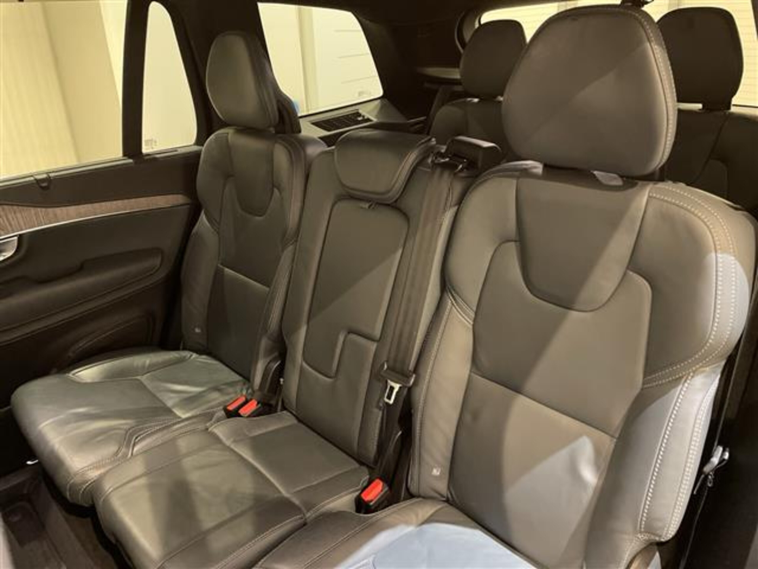 Volvo XC90 B6 AWD Inscription 4WD with Panoramic Roof, Harman Kardon, Ventilated Seats, Heated Steering Wheel, Head-Up Display, Crystal Gear Knob, Lane Keep Assist, Pilot Assist, Active High Beam, 360 Camera, Heated Seats, Ambient Lighting (Thunder Grey Metallic) — photo 7