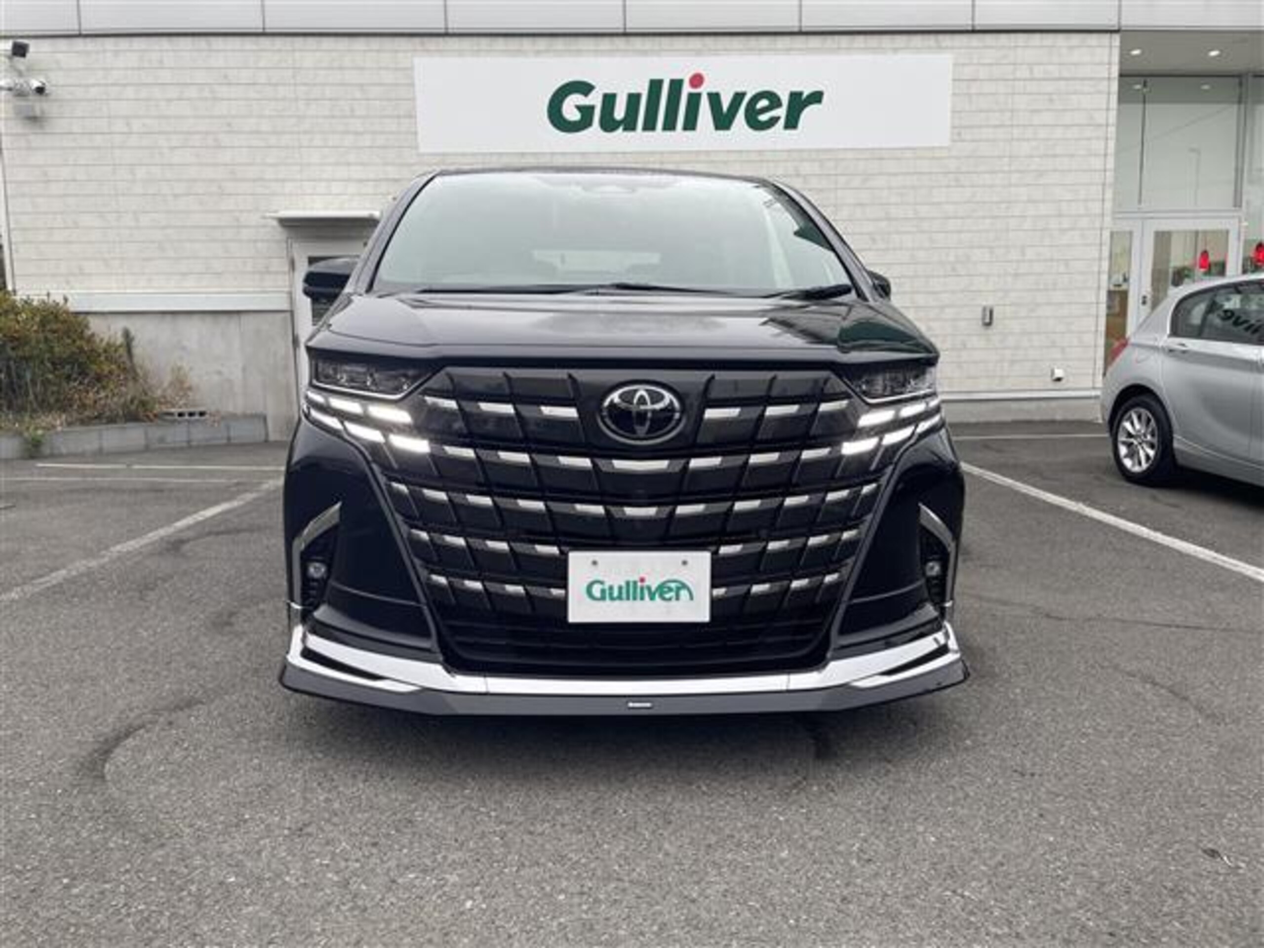 2024 Toyota Alphard — photo 2