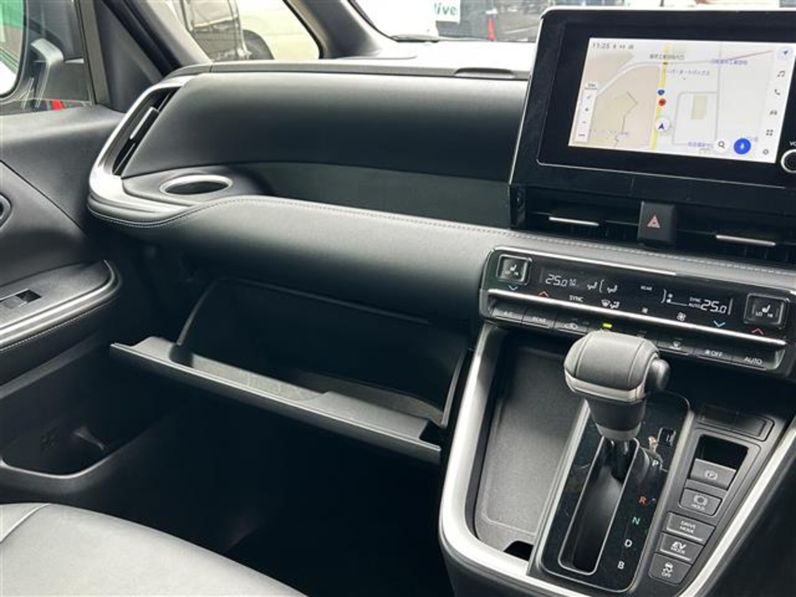 2024 Toyota Noah — photo 3