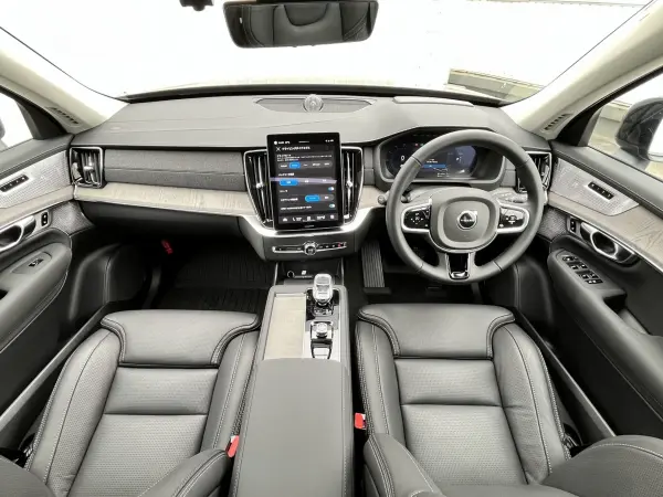 2025 Volvo Xc90 — photo 2