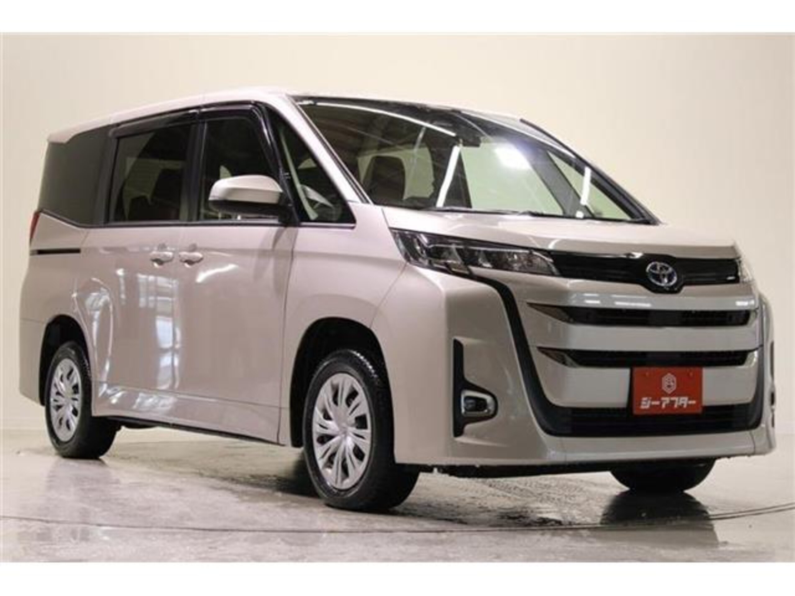 Toyota Noah 1.8 Hybrid X E-Four 4WD — photo 8