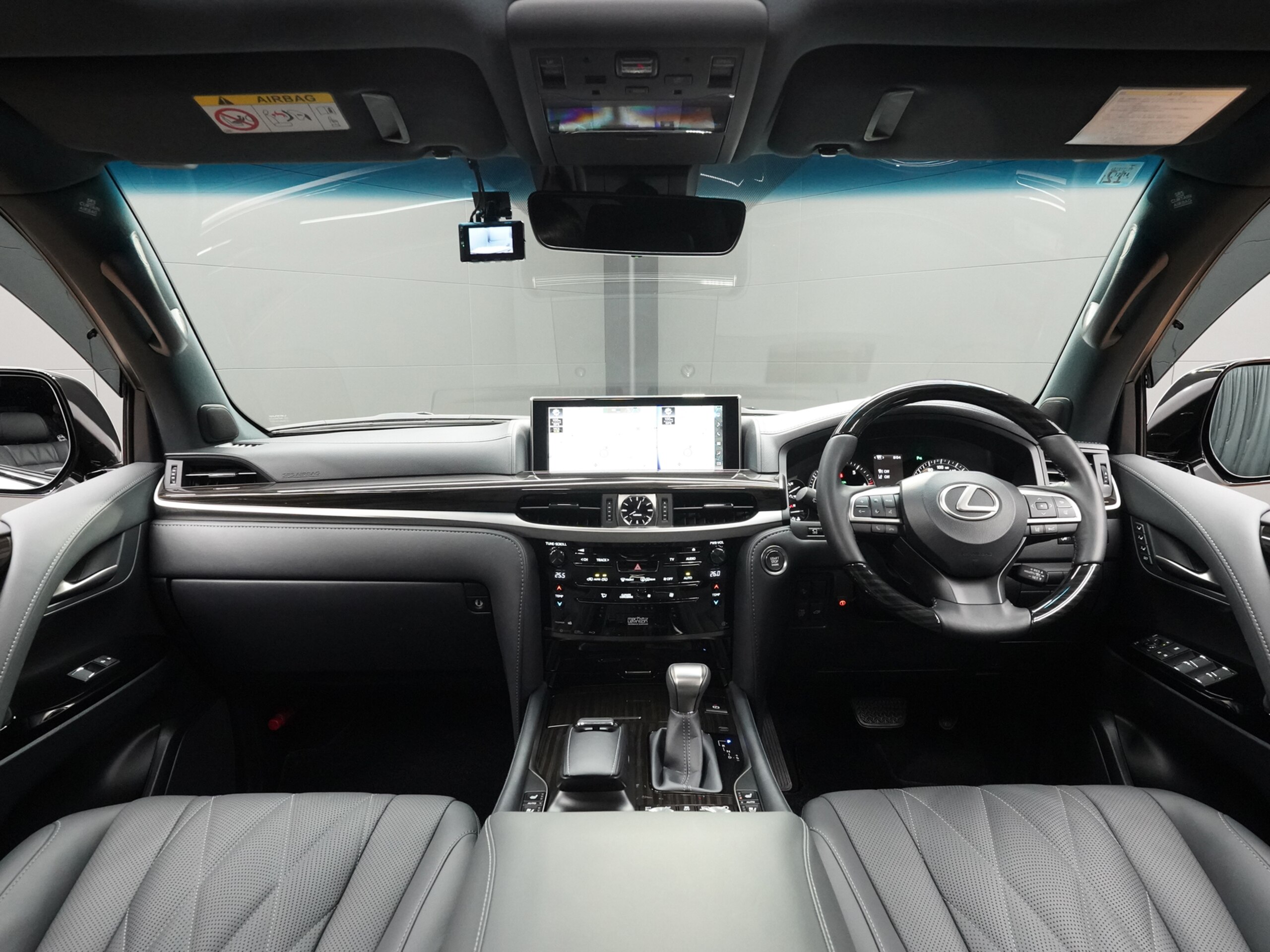2020 Lexus Lx — photo 2
