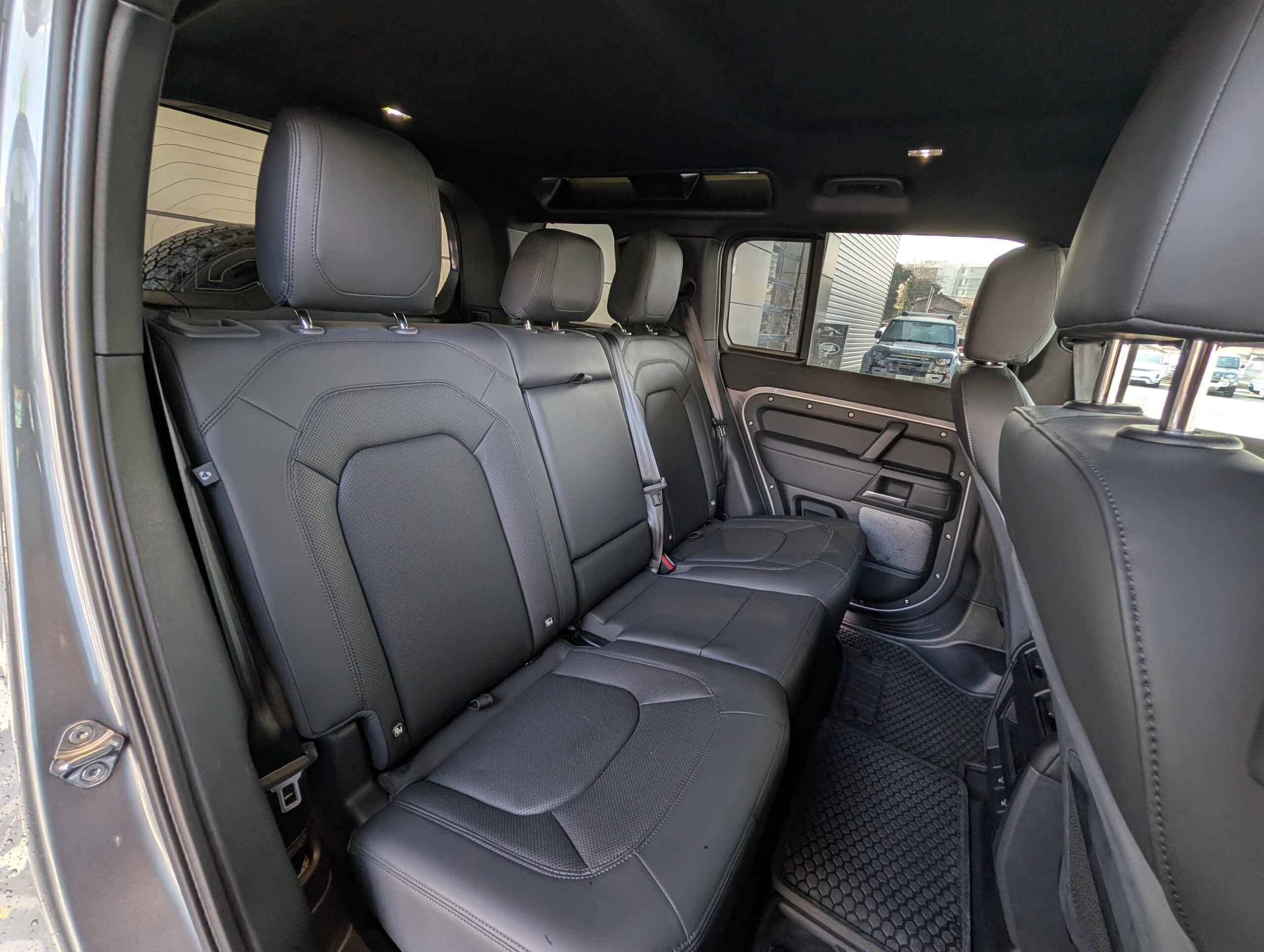 Land Rover Defender 110 S 3.0L D300 Diesel Turbo 4WD — photo 9