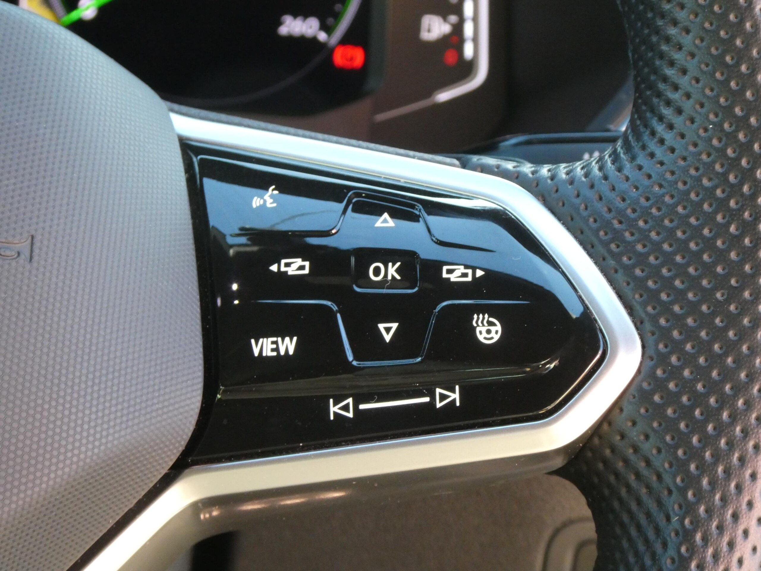 Volkswagen Tiguan TSI R-Line Leather Seat Package — photo 7