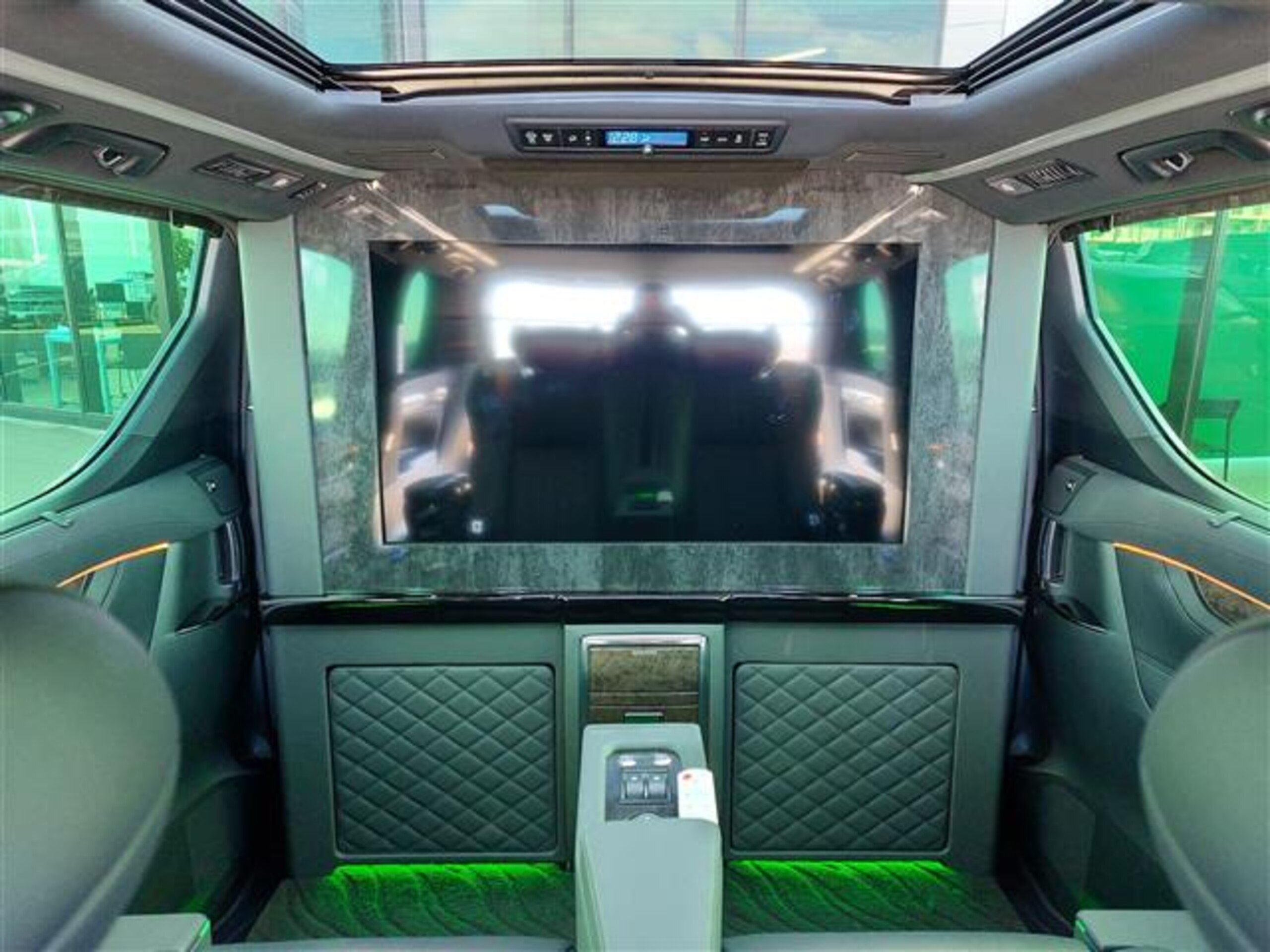 2023 Toyota Alphard — photo 2