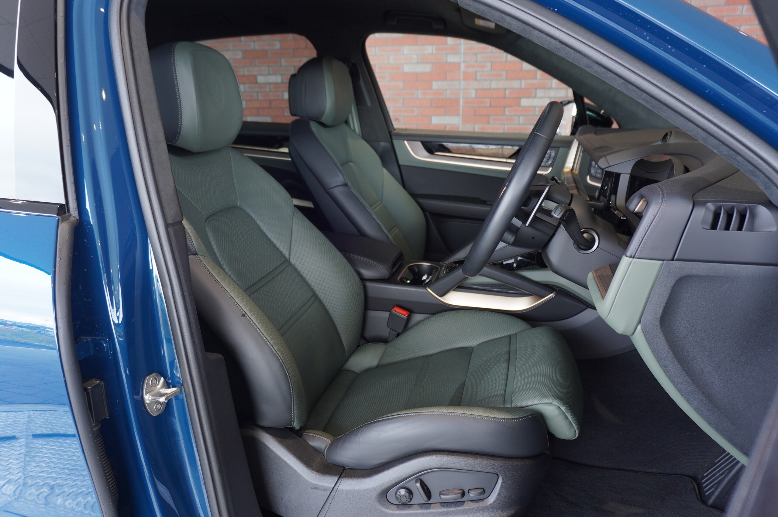 Porsche Cayenne S Tiptronic S 4WD OP430 Smooth Leather (Black/Night Green) 21-inch Alloy Wheels (Body Color) Sports Exhaust System Race-Tex Roof Lining Passenger DSP BOSE Surround (Montego Blue Metallic) — photo 7