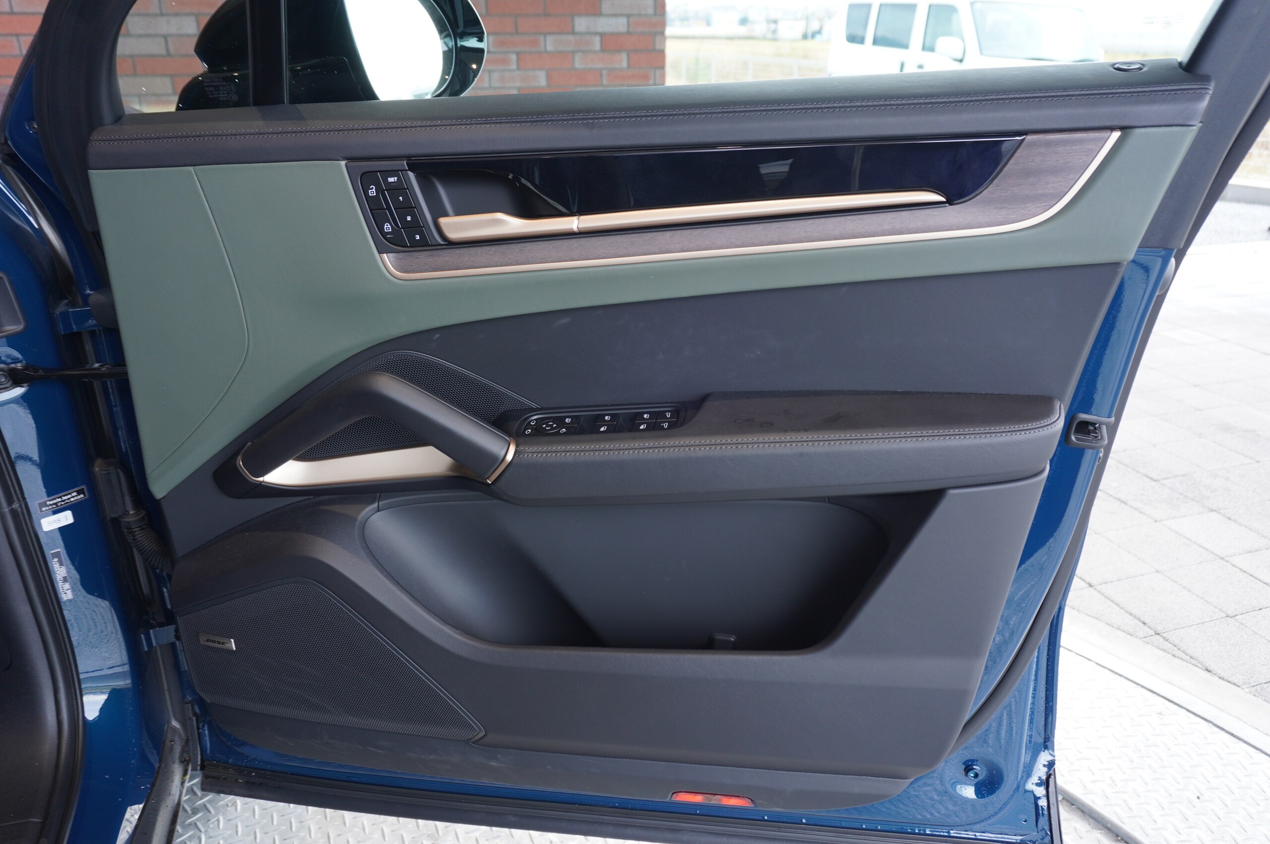 Porsche Cayenne S Tiptronic S 4WD OP430 Smooth Leather (Black/Night Green) 21-inch Alloy Wheels (Body Color) Sports Exhaust System Race-Tex Roof Lining Passenger DSP BOSE Surround (Montego Blue Metallic) — photo 8