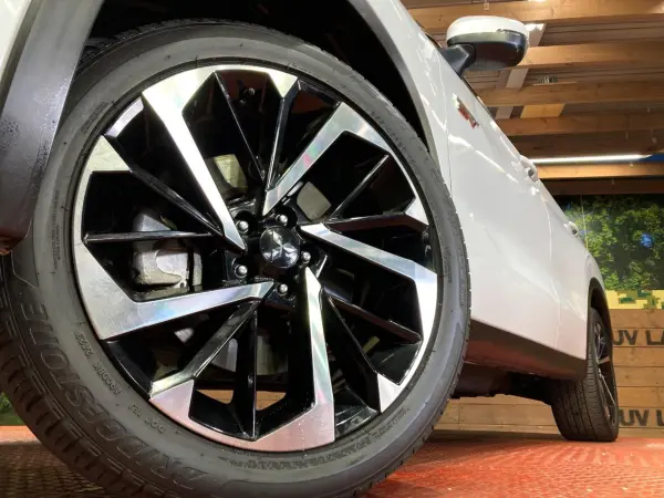 Mitsubishi Outlander PHEV 2.4 G 4WD with Multi-Around View Camera, Genuine 9-inch Navigation, My Pilot, Genuine 20-inch Alloy Wheels, Power Back Door, Collision Damage Mitigation Brake, Lane Departure Warning, Clearance Sonar, Power Seats, Non-Smoking Car, ETC2.0 (White Diamond) — photo 9