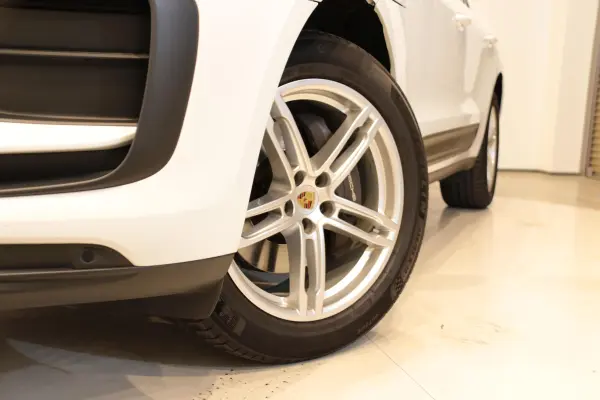 2023 Porsche Macan — photo 3