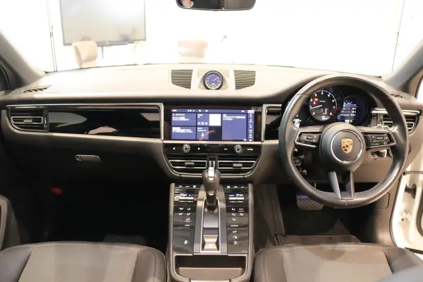 2023 Porsche Macan — photo 2