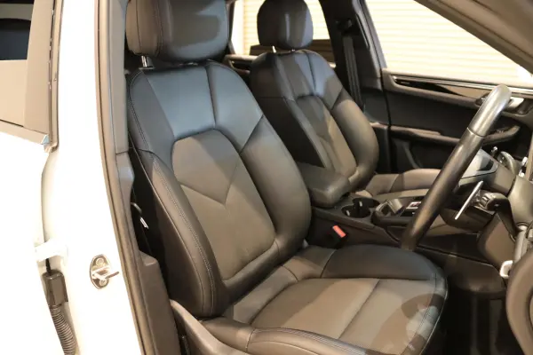 Porsche Macan PDK 4WD Sports Chrono Package Panorama Sunroof 360 Camera Seat Heater 19-inch Alloy Wheels Black Interior (White) — photo 8