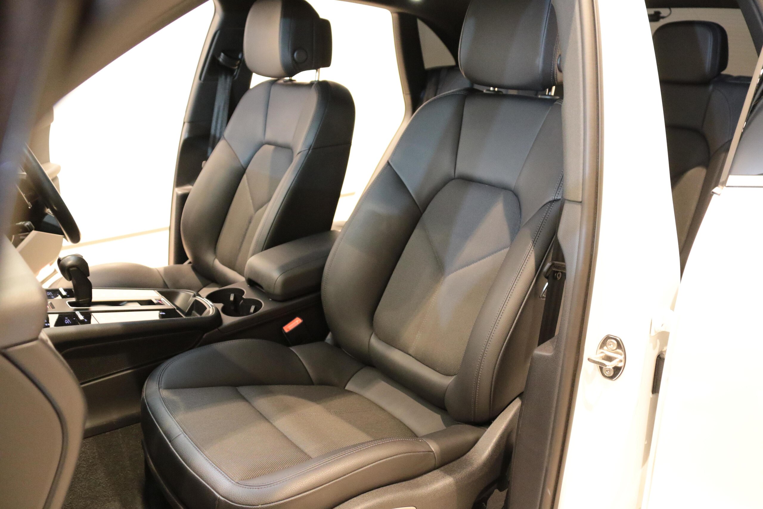 Porsche Macan PDK 4WD Sport Chrono Package Panorama Sunroof 360 Camera Heated Seats 19-inch Alloy Wheels Black Interior (White) — photo 9