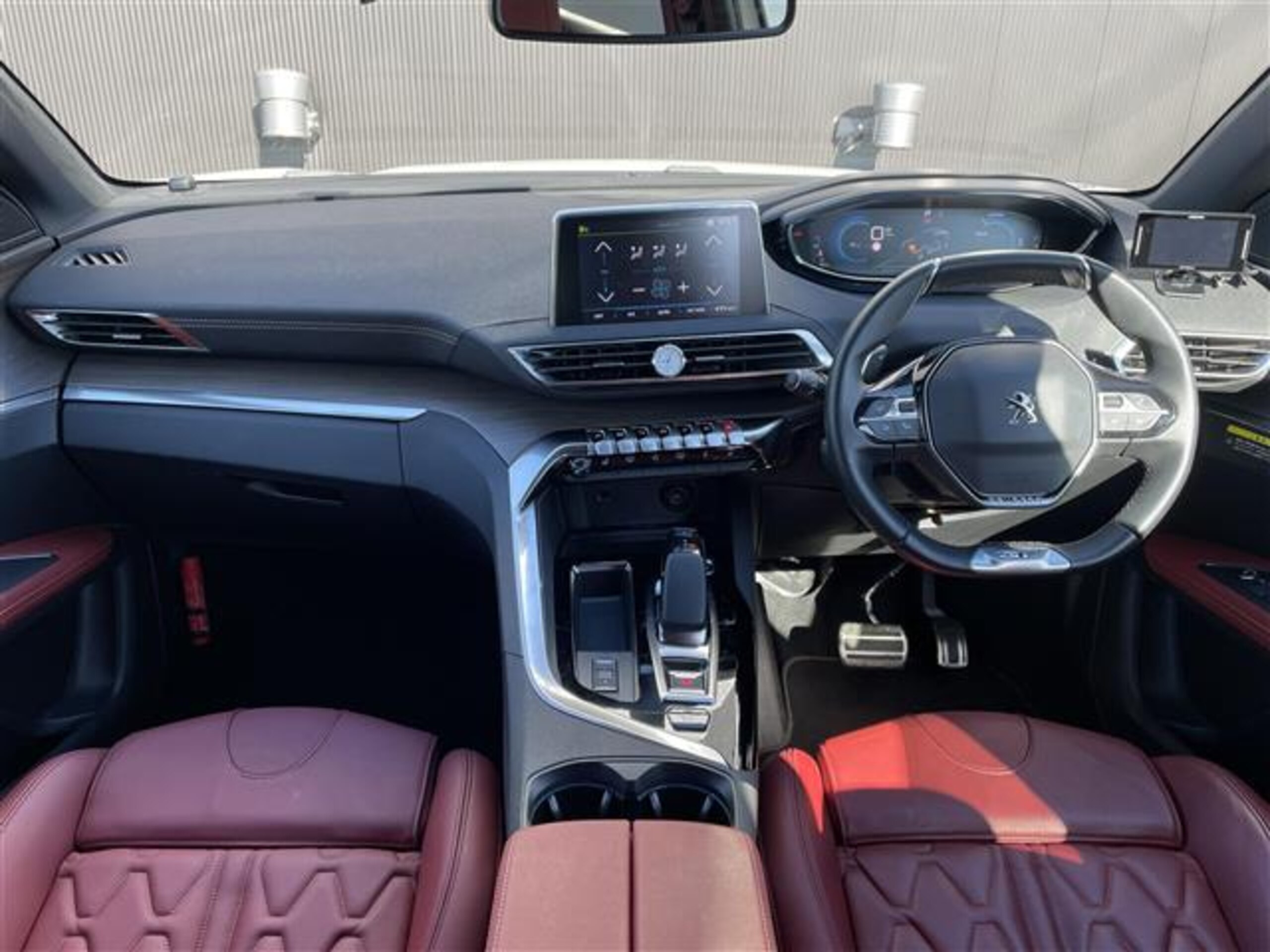 2021 Peugeot 3008 — photo 2