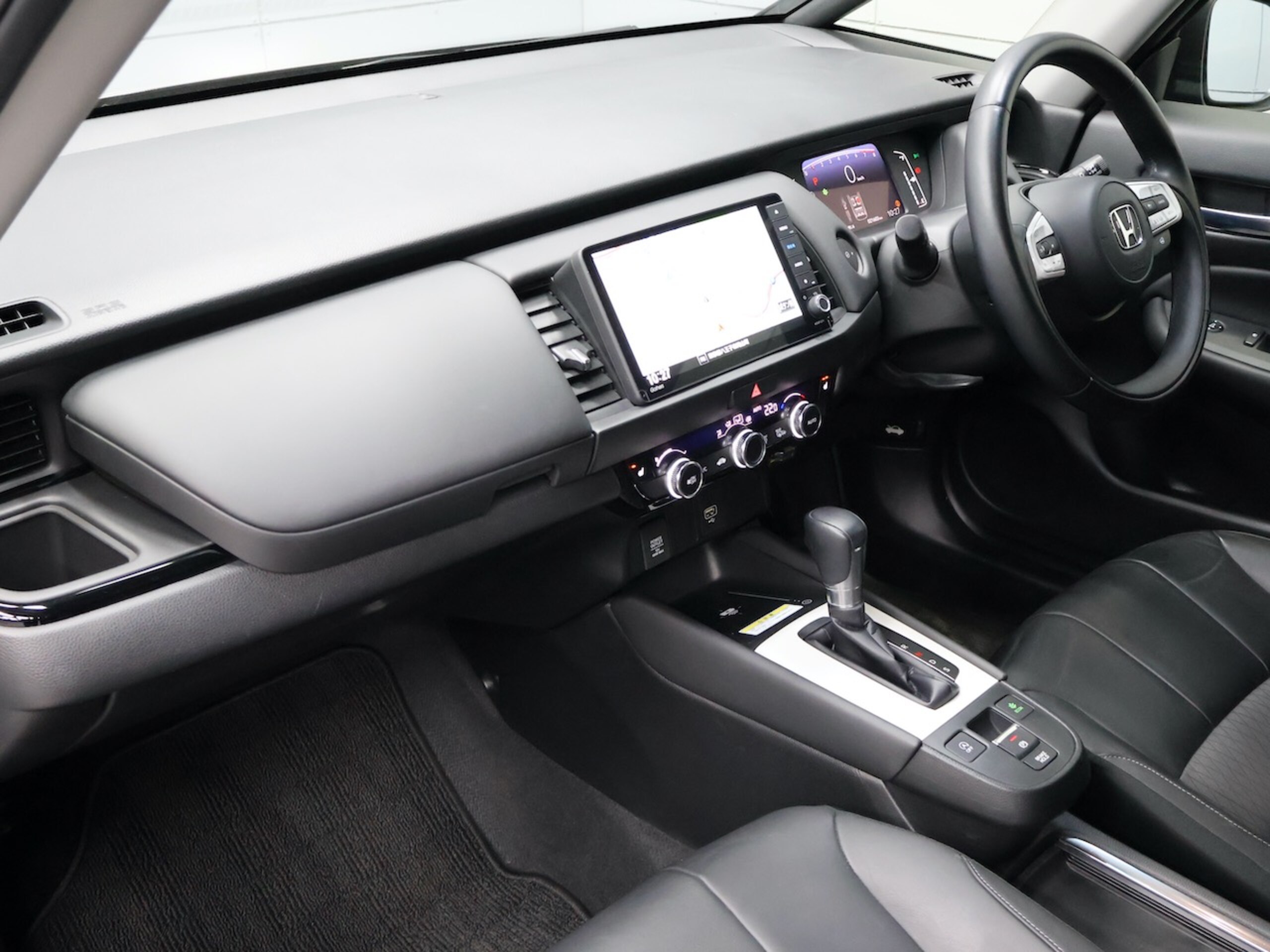 Honda Fit 1.3 Luxe LED Headlights Adaptive Cruise Smart Key Genuine 9-inch Memory Navi ETC Bluetooth Backup Camera Front Seat Heater Steering Heater USB Port Service Record Spare Key — photo 7