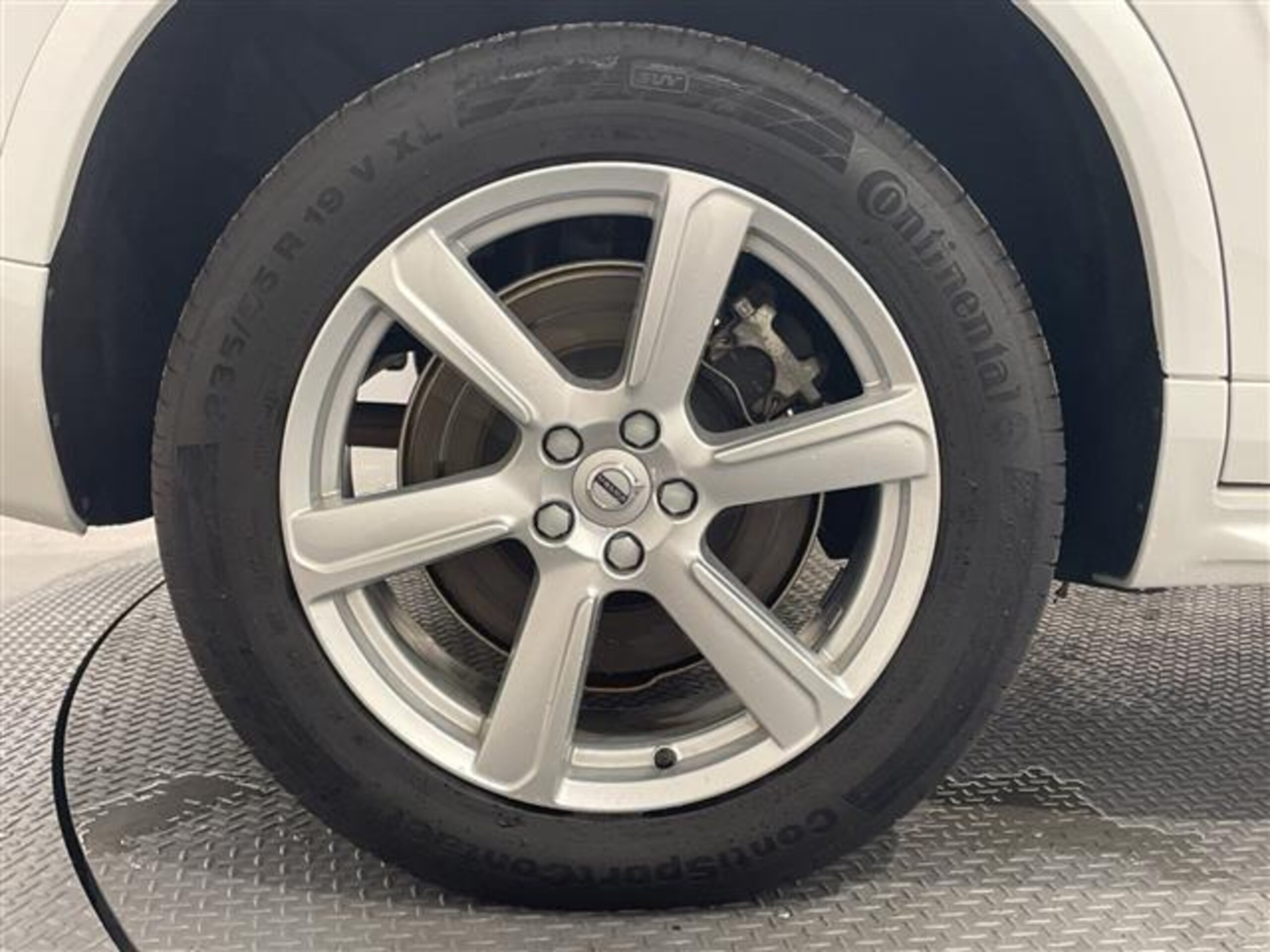 Volvo XC90 Plus B5 AWD 4WD One Owner Around View Monitor (White) — photo 9