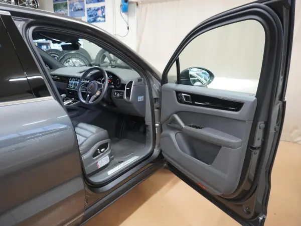 Porsche Cayenne 3.0 Tiptronic S 4WD with 22-inch 911 Turbo Design Wheels, Porsche Active Safe, Porsche PCM Navigation, Surround View Camera, LED Headlights, Power Rear Gate, Drive Recorder, Service Book (Quartzite Grey Metallic) — photo 8
