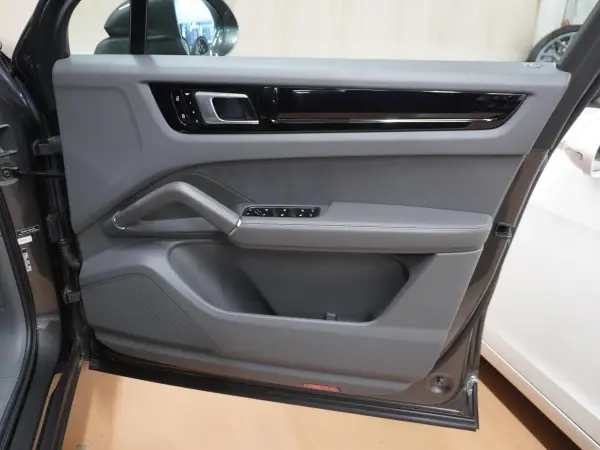 Porsche Cayenne 3.0 Tiptronic S 4WD with 22-inch 911 Turbo Design Wheels, Porsche Active Safe, Porsche PCM Navigation, Surround View Camera, LED Headlights, Power Rear Gate, Drive Recorder, Service Book (Quartzite Grey Metallic) — photo 9